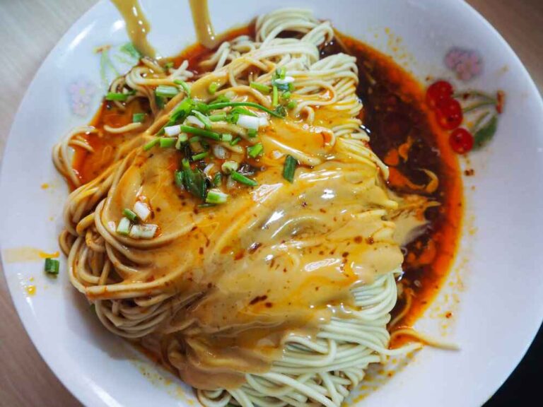 Köstliche Nudeln mit Sesamsauce in Shanghai, China, die auch zum Frühstück serviert werden können.