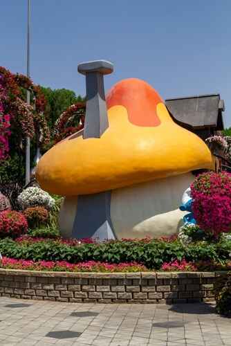 Schlumpf unter einem Pilz im Miracle Garden Dubai.