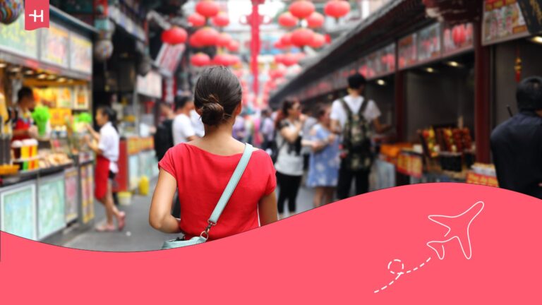 Eine Frau bummelt durch einen farbenfrohen Markt in China