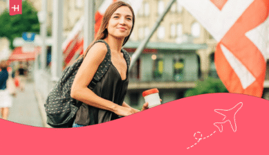 Eine Frau im Urlaub mit Rucksack
