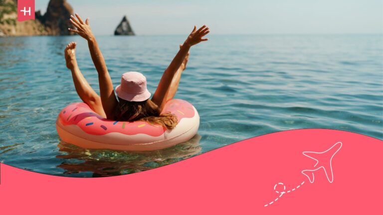 Eine Frau auf einem Schwimmreifen treibt im Wasser.