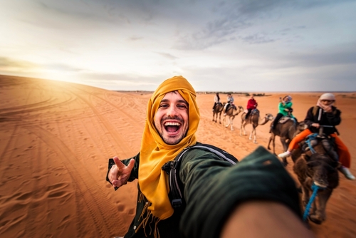 Kameltour in der Wüste Dubais.