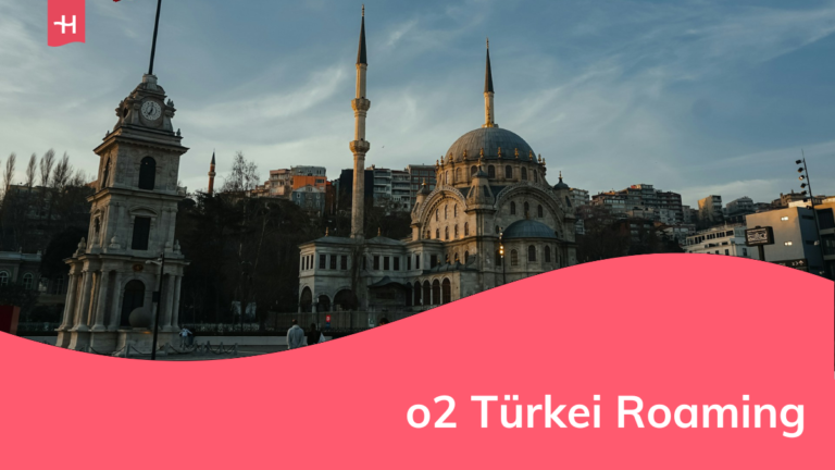 Eine Moschee in der Türkei und eine Wohnsiedlung im Hintergrund.