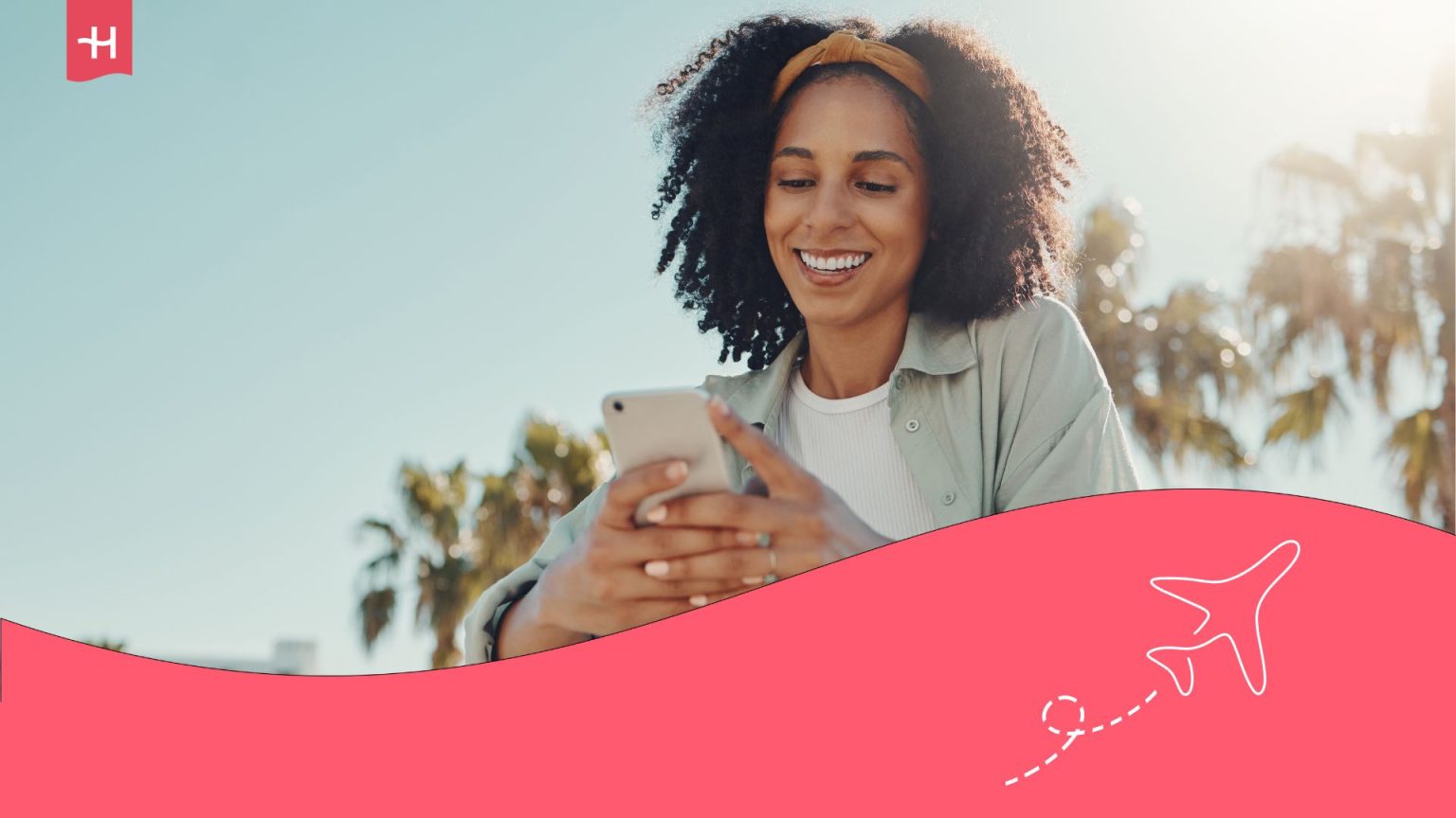 Eine Frau die im Urlaub auf ihr Handy sieht.