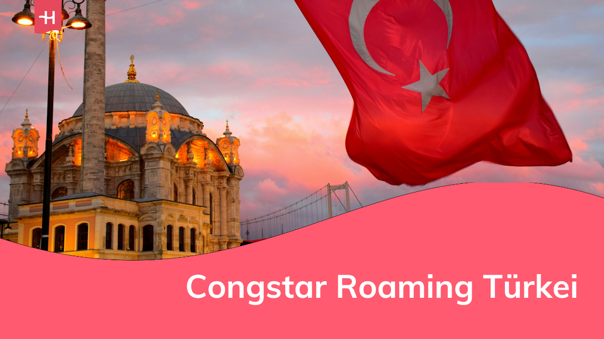Türkische Moschee und wehende türkische Flagge.