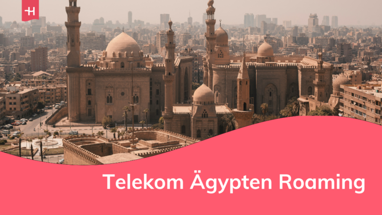 Die große Moschee in Ägypten und die Stadt im Hintergrund.