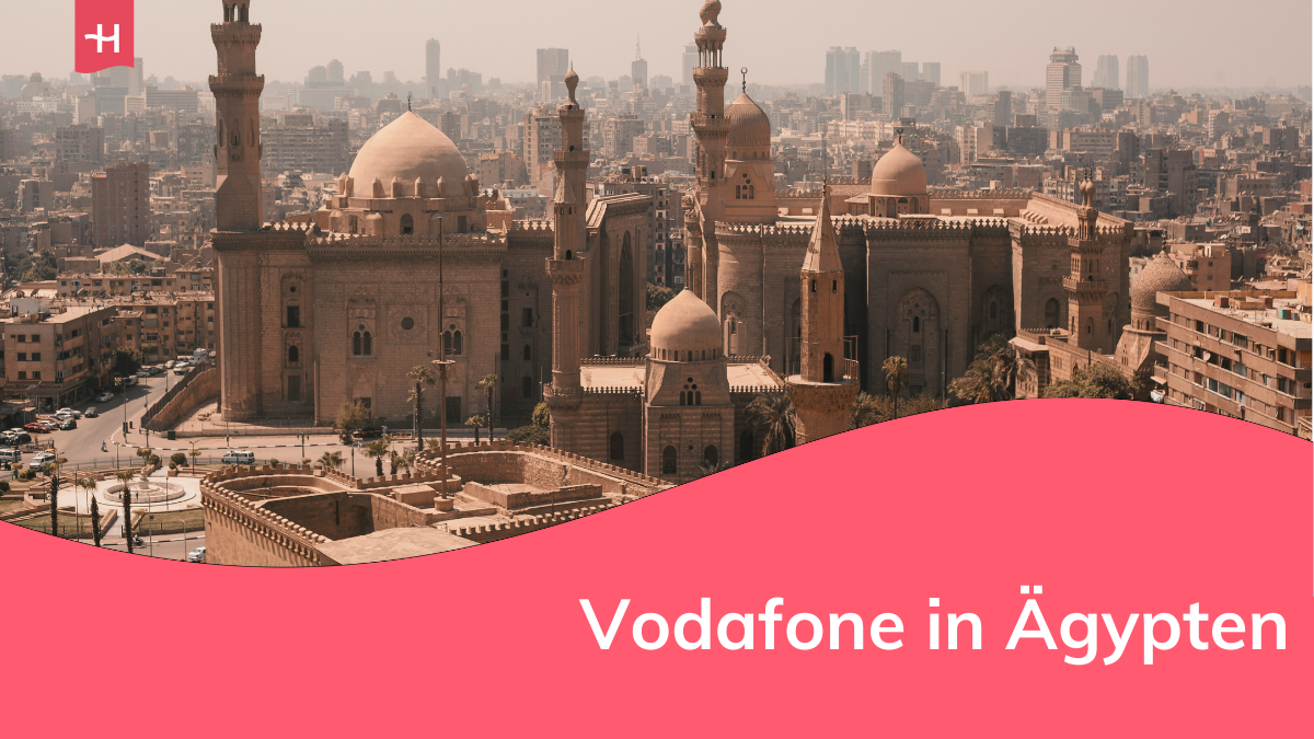 Ägyptische Moschee und Stadt im Hintergrund.