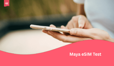 Eine Frau die auf Ihr Handy schaut um Ihre Maya eSIM zu prüfen
