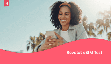 Eine Frau die auf ihr Handy sieht