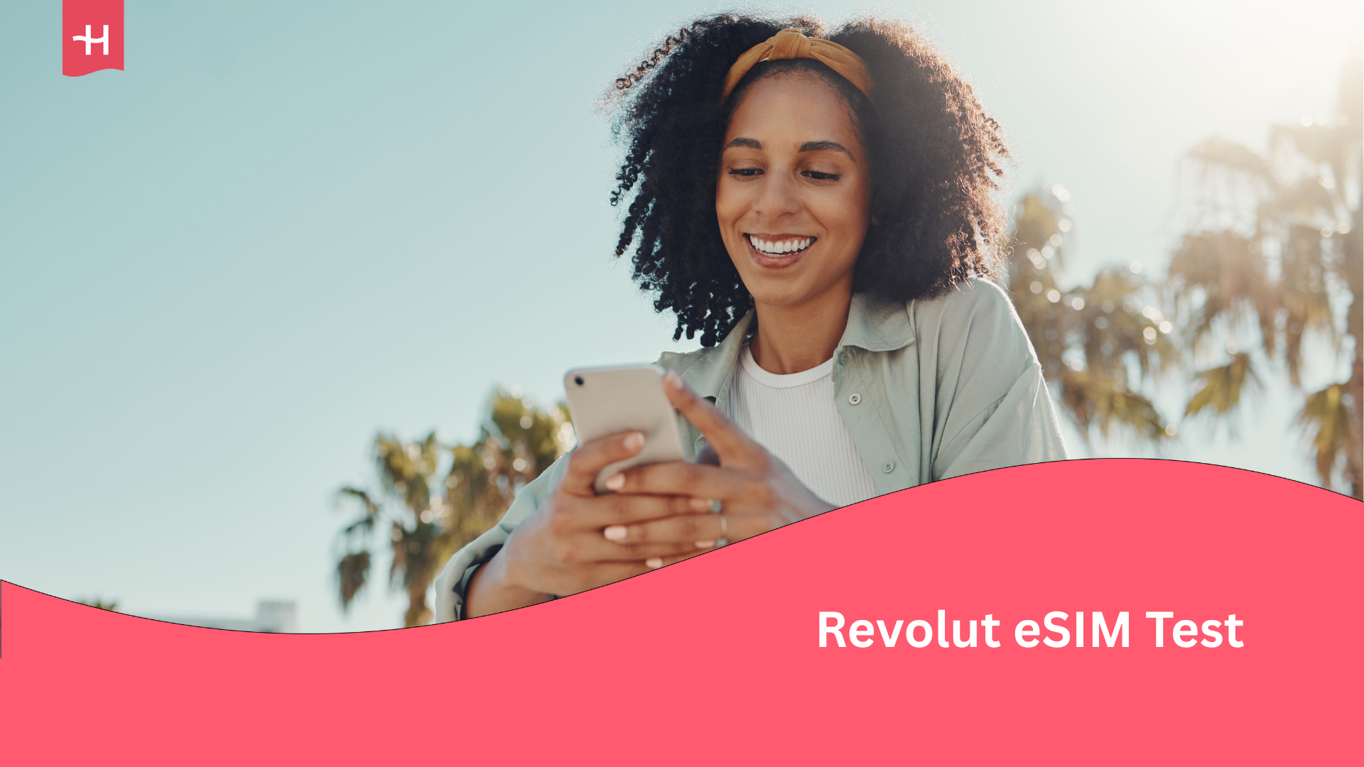 Eine Frau die auf ihr Handy sieht.