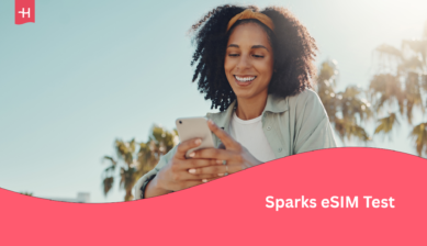 Eine Frau die auf ihr Handy schaut.