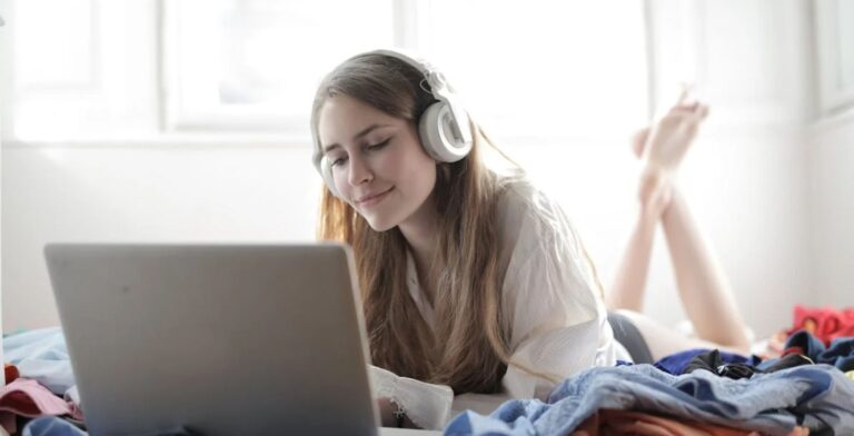 Eine Frau die auf ihrem Laptop streamt.