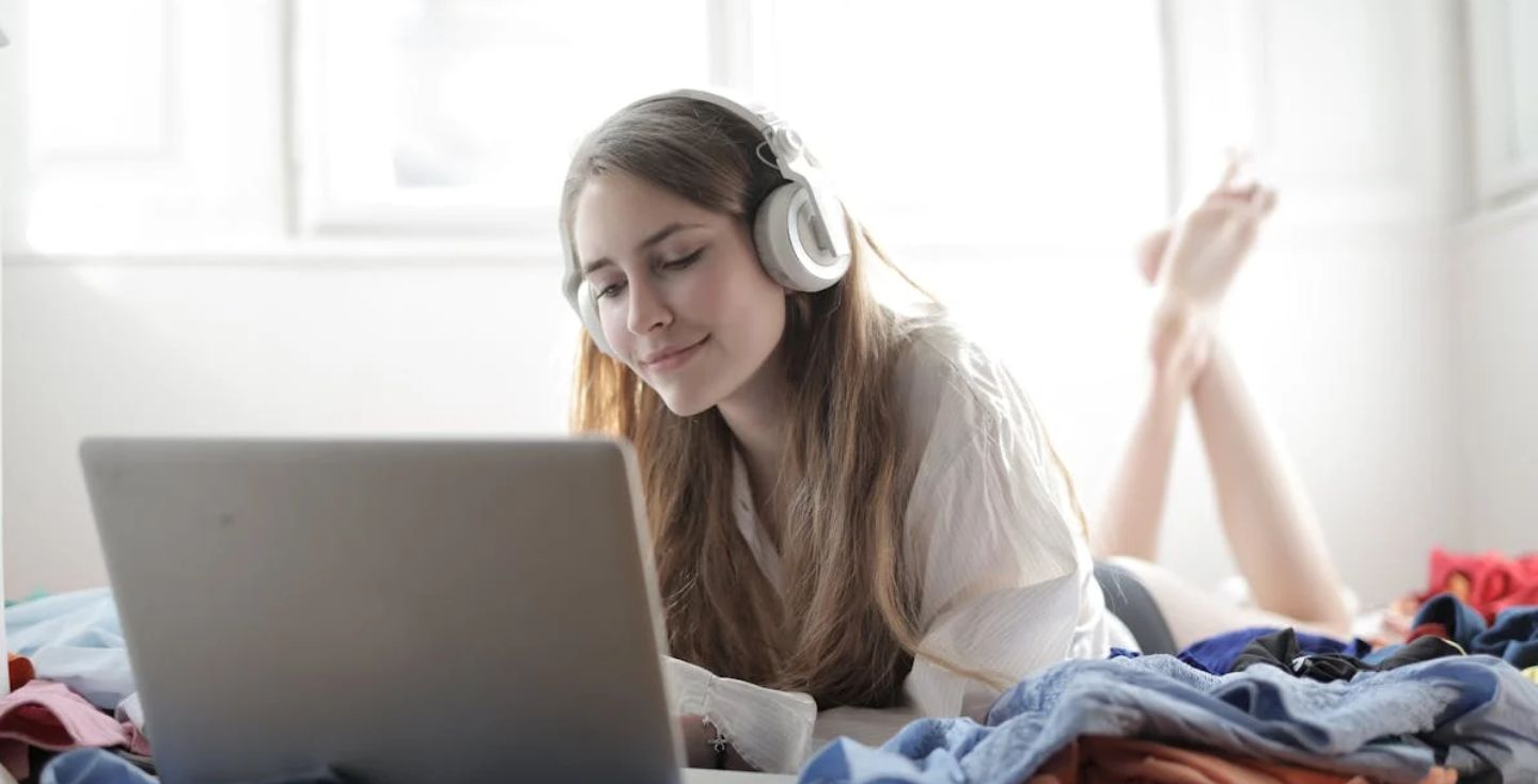 Eine Frau die auf ihrem Laptop streamt.