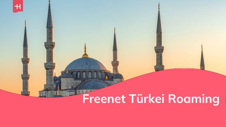 Blaue oder Sultan-Ahmed-Moschee im Zentrum von Istanbul bei Sonnenuntergang, Türkei