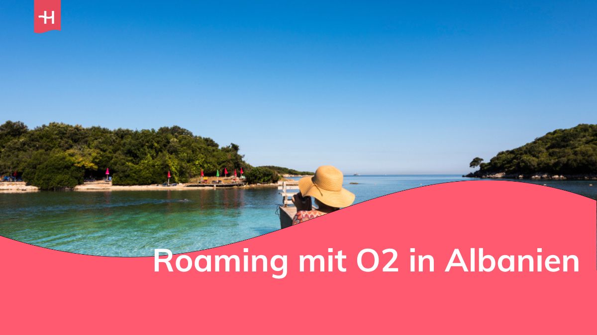 Ksamil Beach - Frau mit Strohhut sitzt auf einem Holzsteg, Ksamil, Albanien