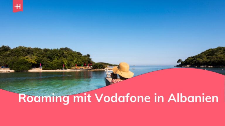 Ksamil Beach - Frau mit Strohhut sitzt auf einem Holzsteg, Ksamil, Albanien