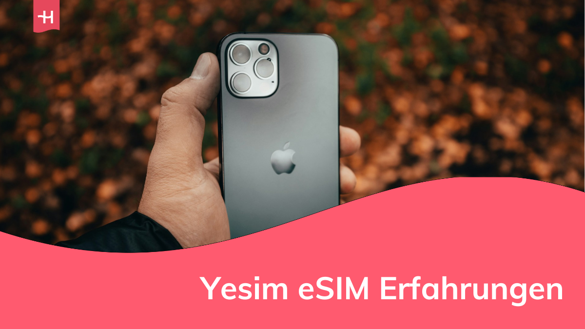 Die Rückseite eines schwarzen iPhones wird in der Mitte des Fotos gehalten.