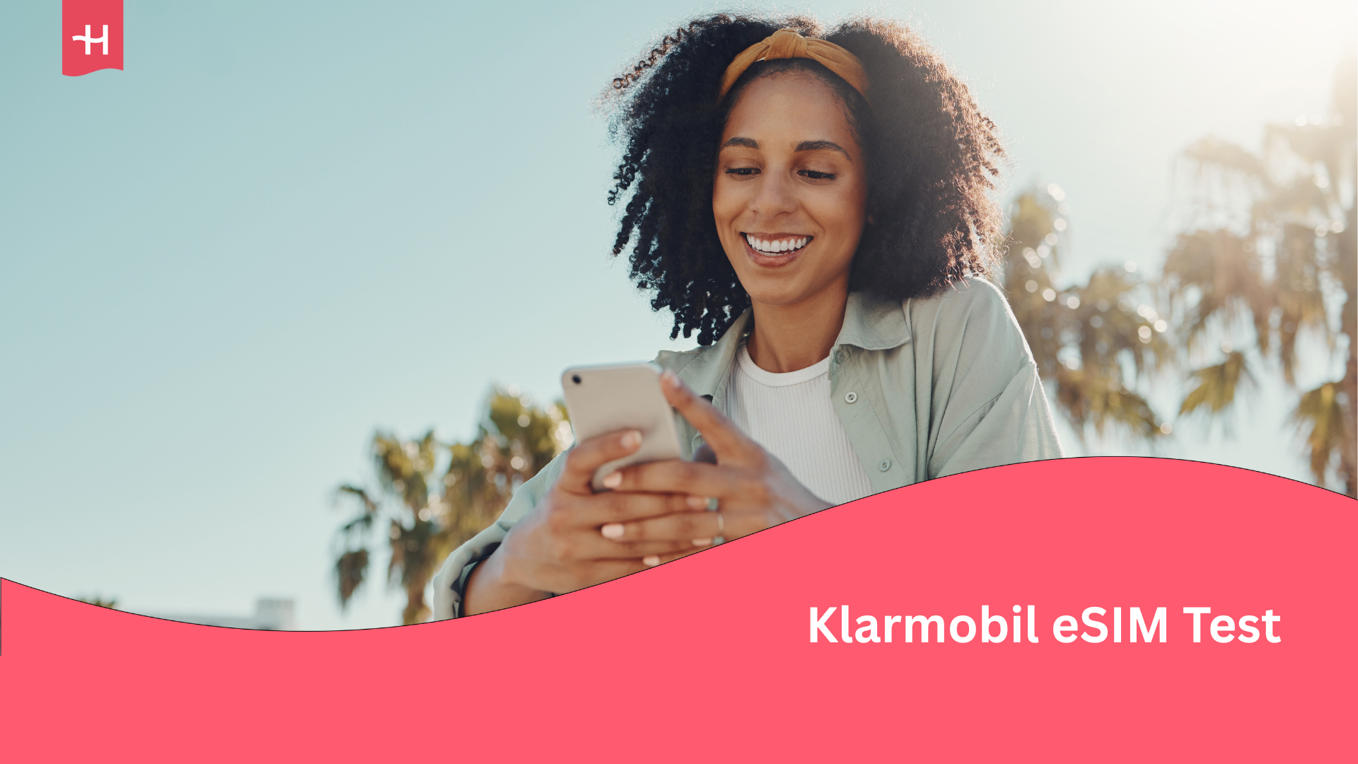 Eine Frau die im Urlaub auf ihr Handy schaut.