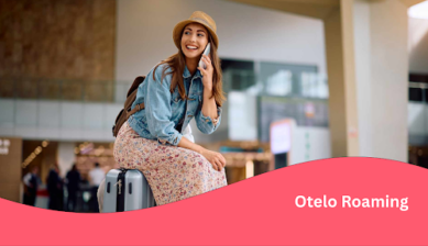 Eine Frau die am Flughafen auf ihrem Koffer sitzt und telefoniert.