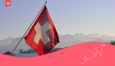 Eine Schweizer Flagge vor einer Berglandschaft