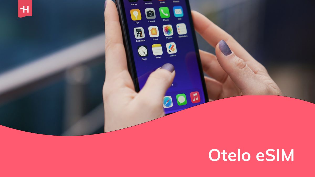 eine Person mit einem Handy in der Hand