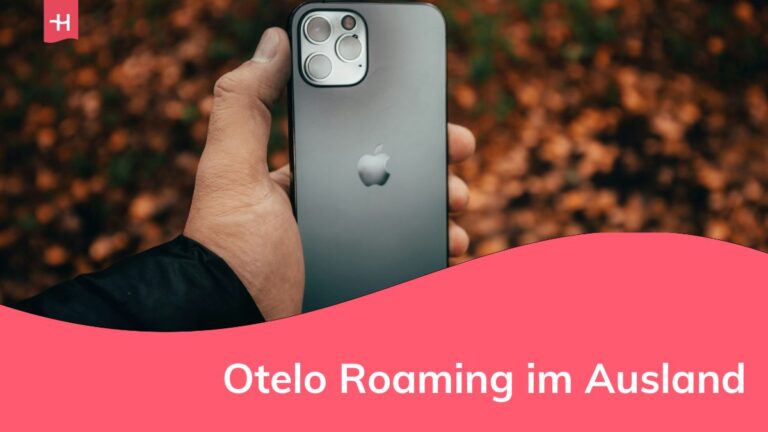 eine Person mit einem Handy in der Hand