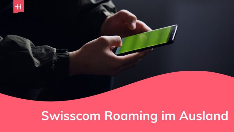 Ein Mann hält ein Mobiltelefon.
