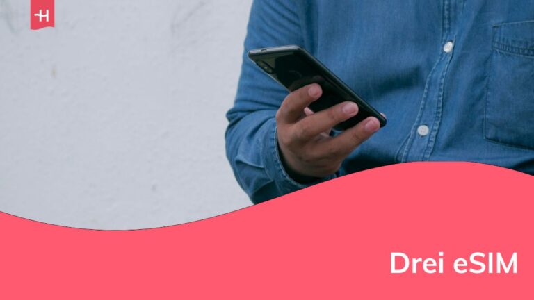 ein Mann mit einem Handy in der Hand