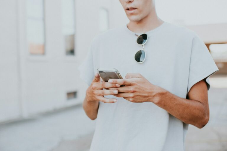ein Mann mit einem Handy in der Hand
