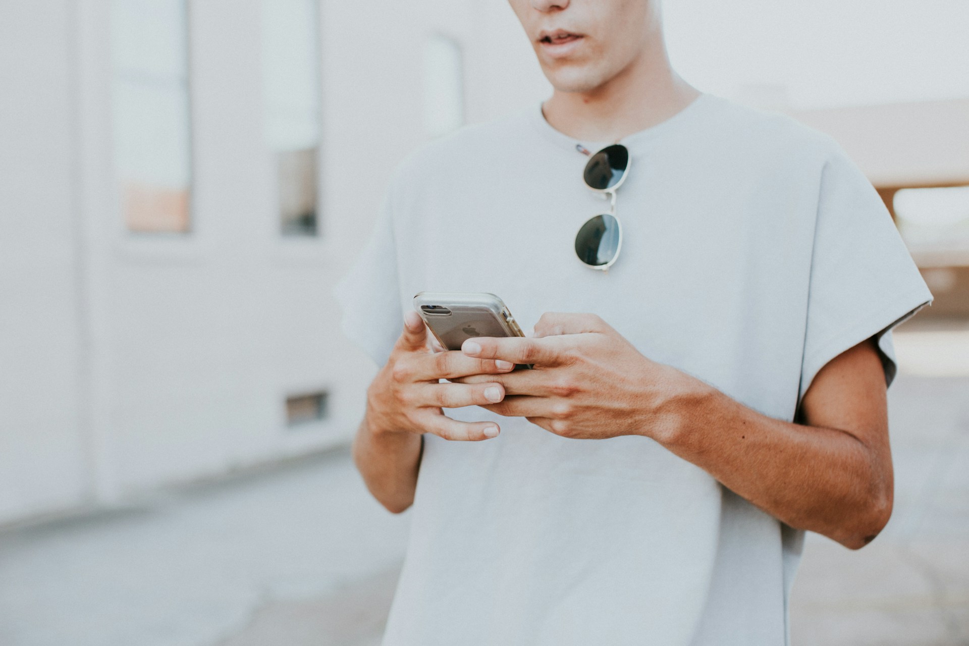ein Mann mit einem Handy in der Hand
