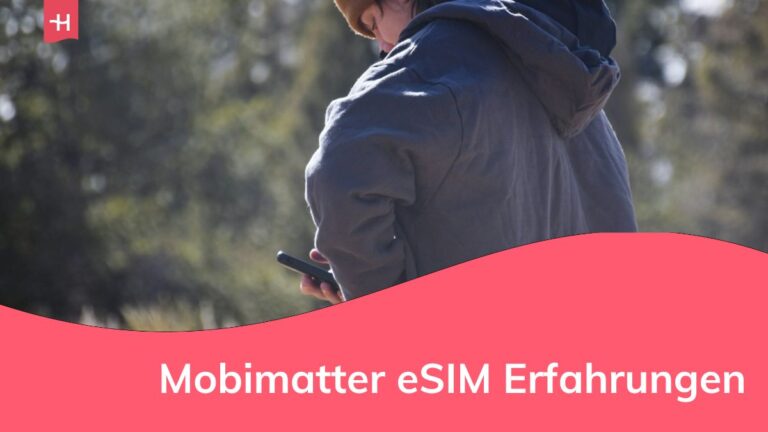 ein Junge mit seinem Handy