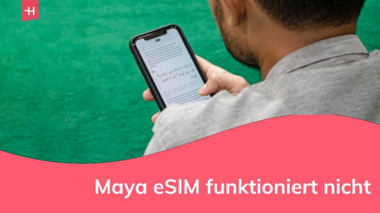 Ein Mann hält ein Mobiltelefon.