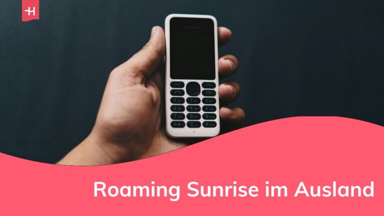 Ein Mann hält ein Mobiltelefon.