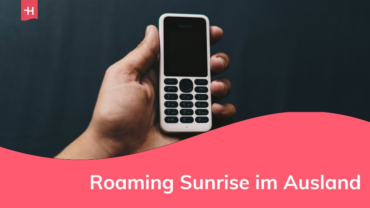 Ein Mann hält ein Mobiltelefon.