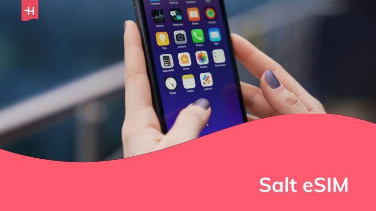 eine Person mit einem Handy in der Hand