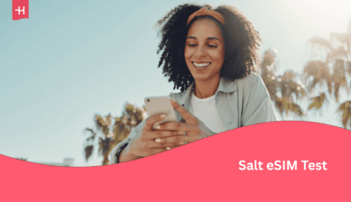 Eine Frau die auf ihr Handy sieht