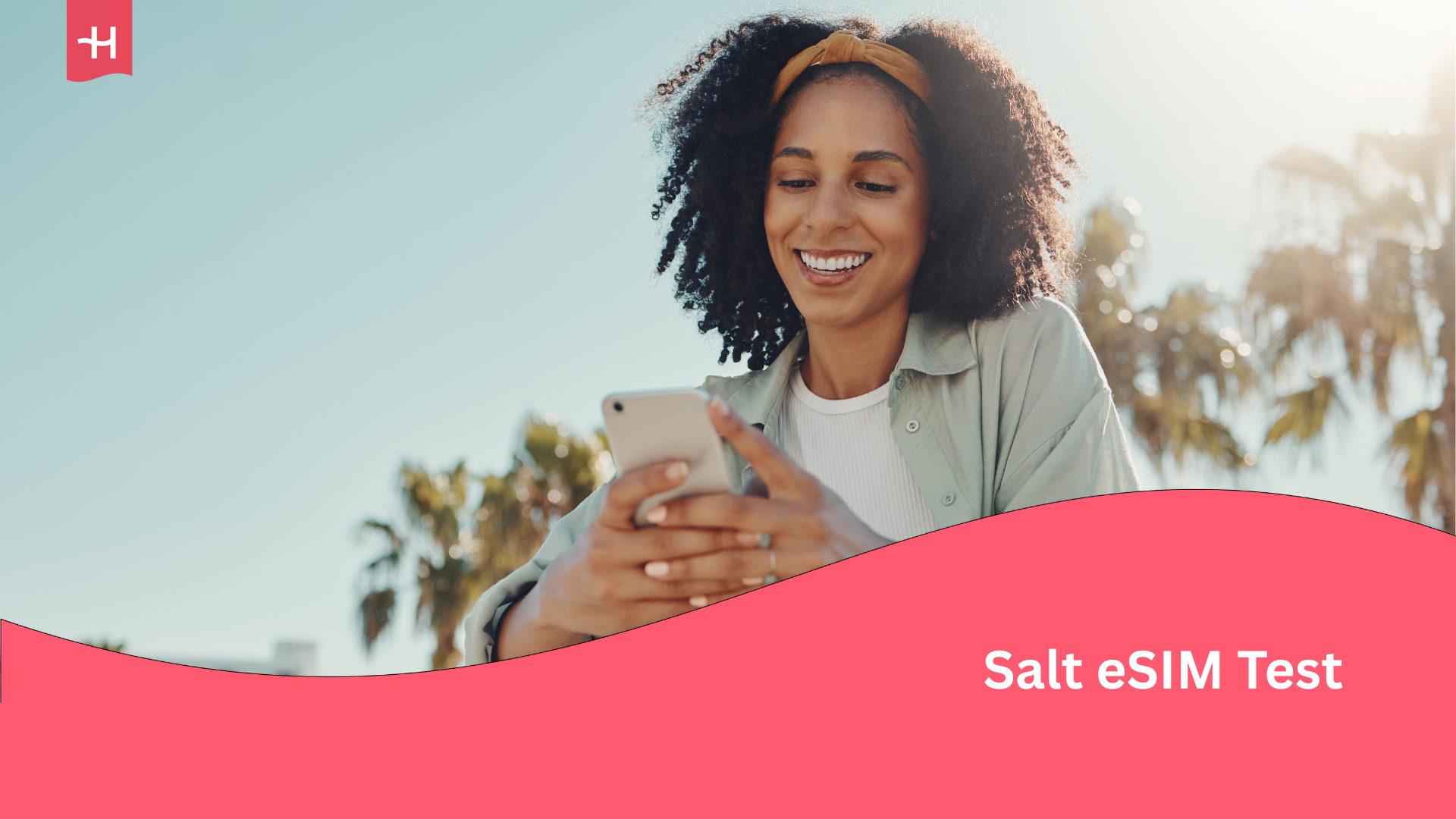 Eine Frau die auf ihr Handy sieht