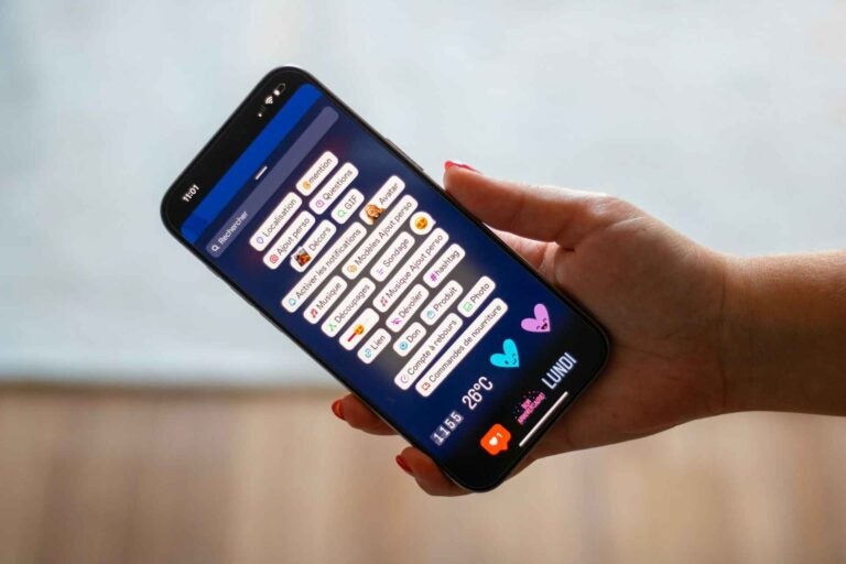 eine Person, die eine Story auf Instagram postet