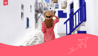 Eine Urlauberin die durch ein griechisches Dorf schlendert