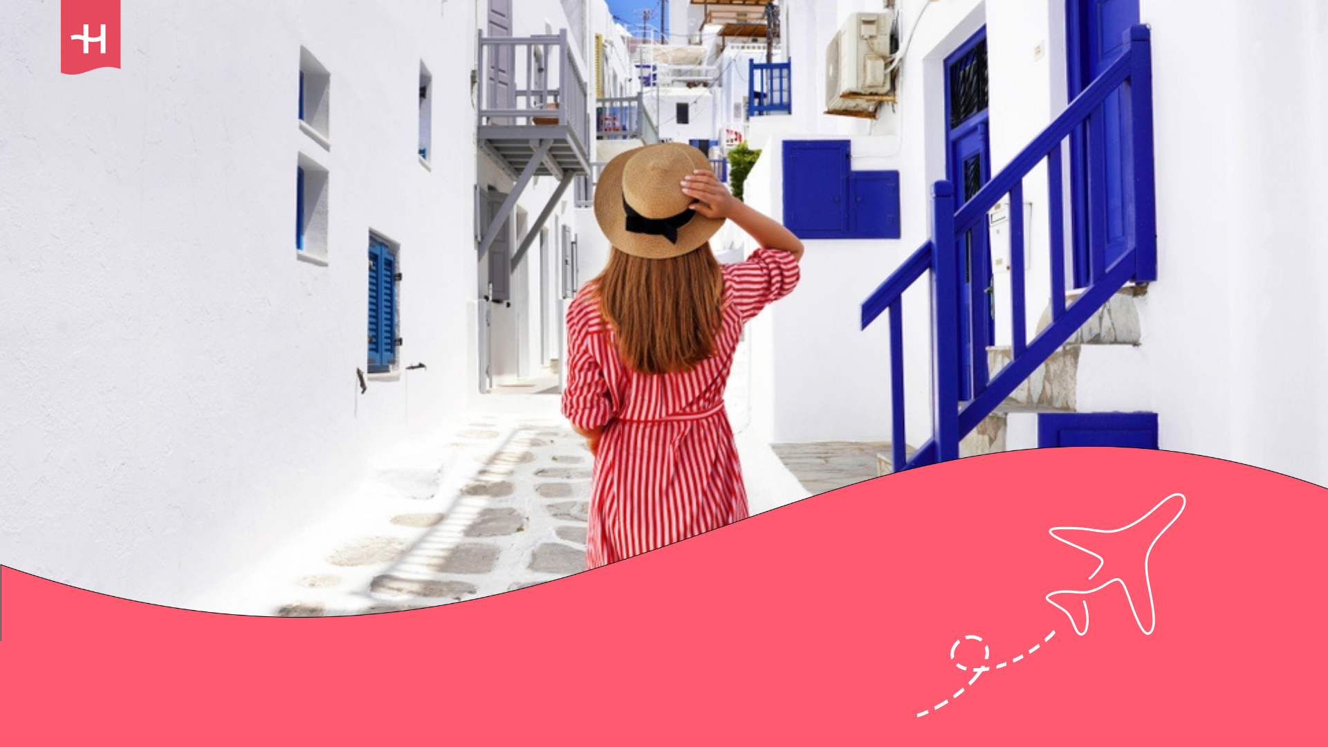 Eine Urlauberin die durch ein griechisches Dorf schlendert.