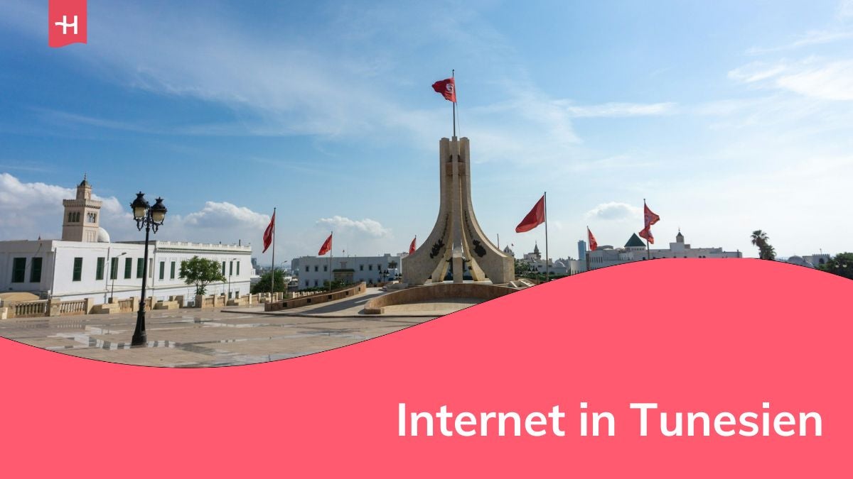 Ein Platz in Tunesien mit den Flaggen des Landes.