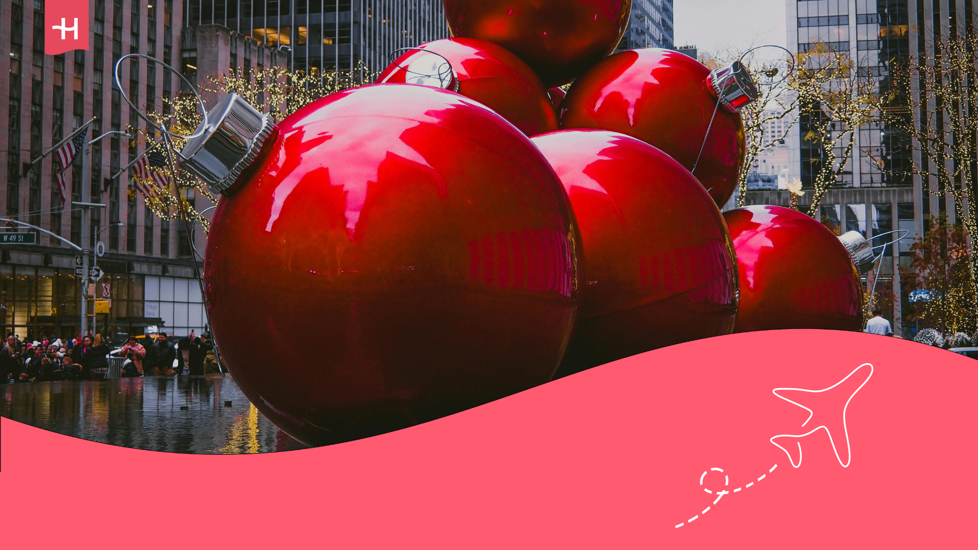 Grosse Weihnachtskugeln im festlich beleuchteten New York.