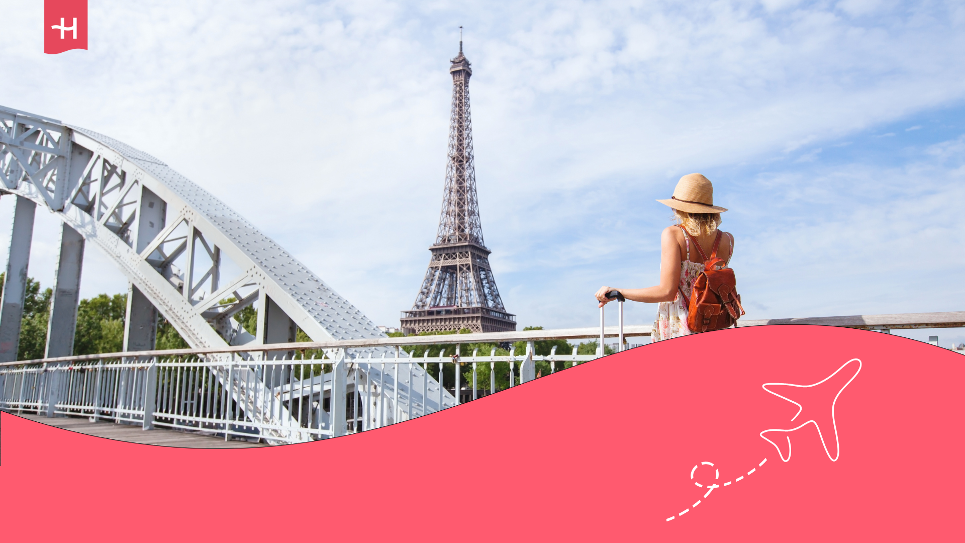 Eine Touristin, die auf den Eiffelturm blickt.