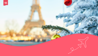 Ein verschneiter Weihnachtsbaum und im Hintergrund der Eiffelturm.