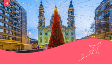 Ein festlicher Weihnachtsbaum in Budapest.