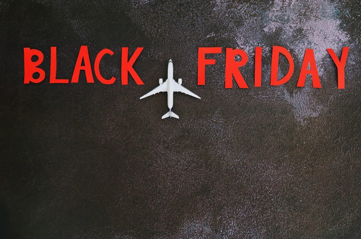 Ein Flugzeug und ein Schriftzug "Black Friday"