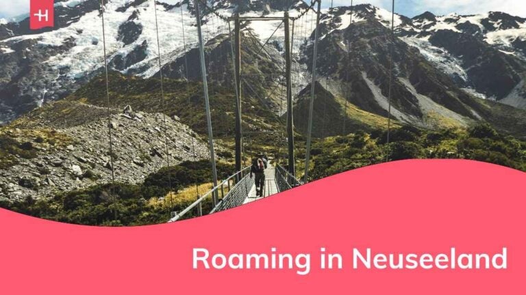 Ein Mann überquert eine Hängebrücke