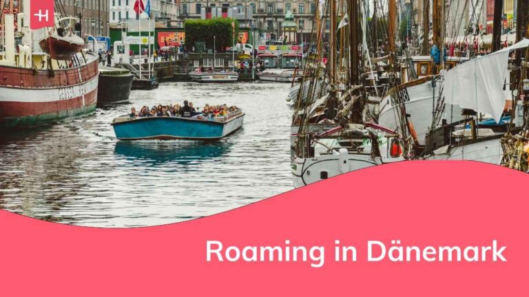 Boote segeln in einer dänischen Hafenstadt.