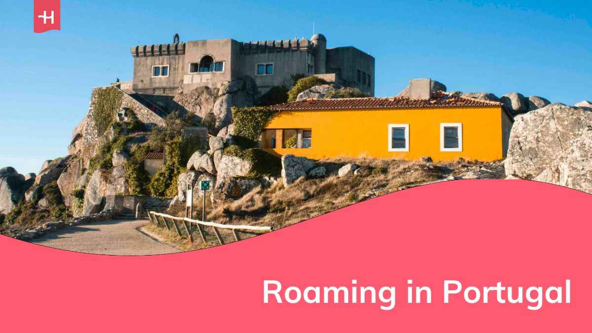 Häuser an einem portugiesischen Hang mit Blick auf das Meer.