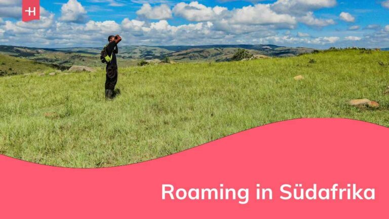 Ein Mann fotografiert auf einer afrikanischen Ebene